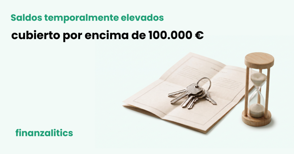 Llaves de una vivienda sobre una escritura de compraventa doblada, junto a un reloj de arena